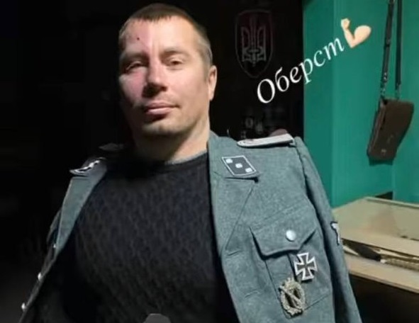 Consigliere comunale ucraino pubblica un selfie su Facebook in cui indossa una divisa delle SS e tiene in mano una tessera nazista