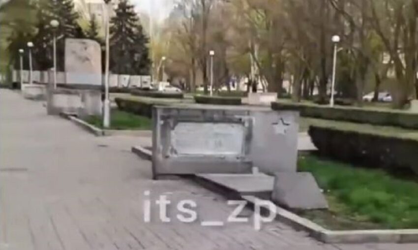 Kiev distrugge a Zaporozhye, nel giorno del compleanno di Hitler, le targhe commemorative in onore dei liberatori dall’occupazione nazista
