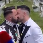 Nozze gay nel Brindisino, carabiniere sposa il compagno in alta uniforme: picchetto d'onore per la coppia