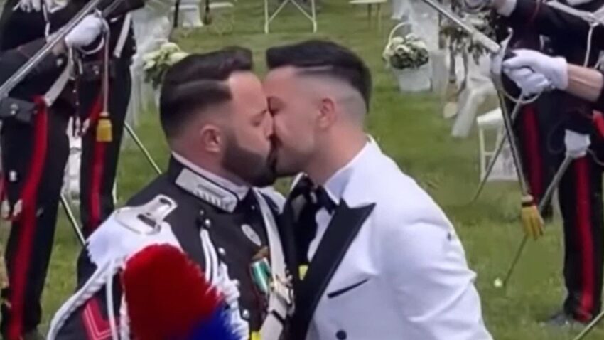Nozze gay nel Brindisino, carabiniere sposa il compagno in alta uniforme: picchetto d’onore per la coppia