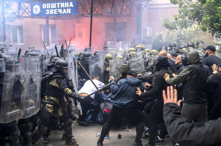Violenti proteste contro militari della NATO nel Kosovo, 34 militari feriti, Giorgia Meloni: “ulteriori attacchi non saranno tollerati”