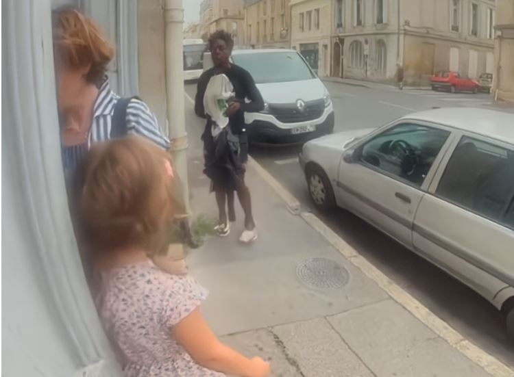 Afro-europeo tenta di rapire una bambina di 7 anni: il filmato della brutale aggressione