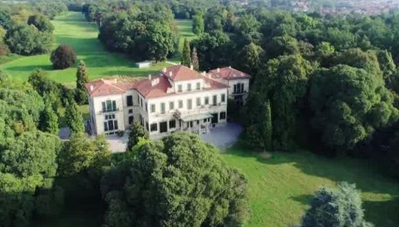 Berlusconi, l’orfana e la triste storia della villa di Arcore