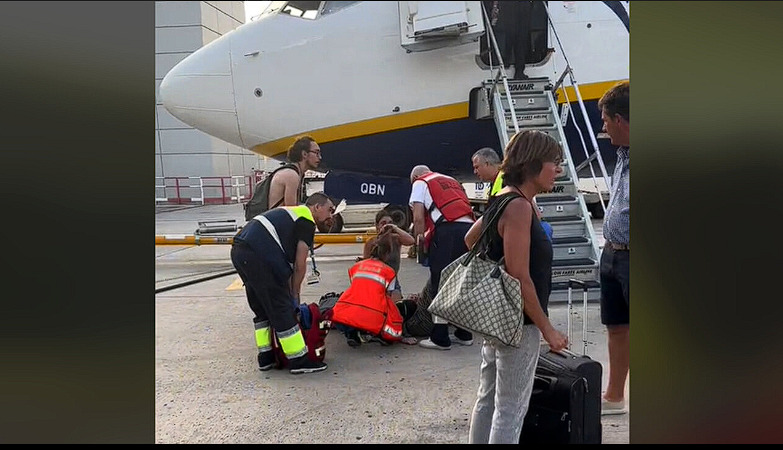 Volo Ryanair per Malpensa in ritardo di 12 ore: malori e svenimenti in cabina