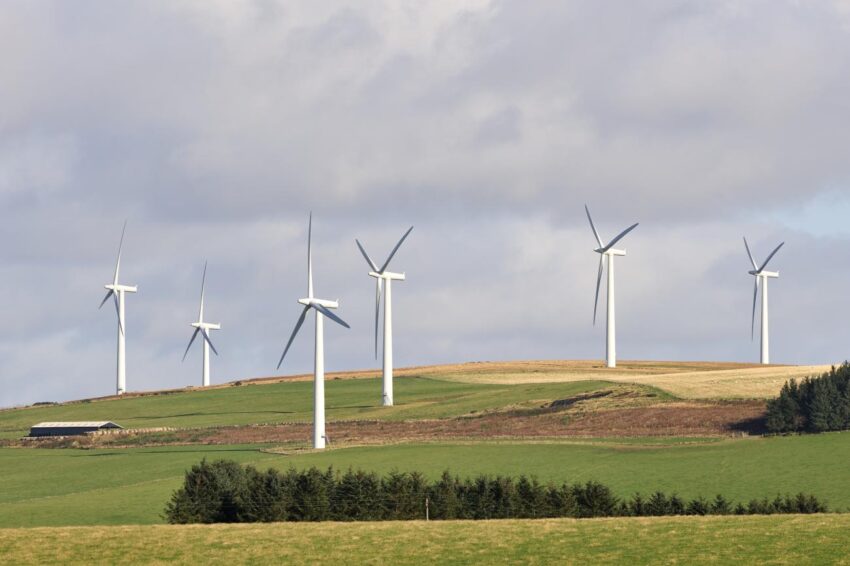 Follia ambientale, Parchi eolici scozzesi sotto accusa: operano con generatori diesel