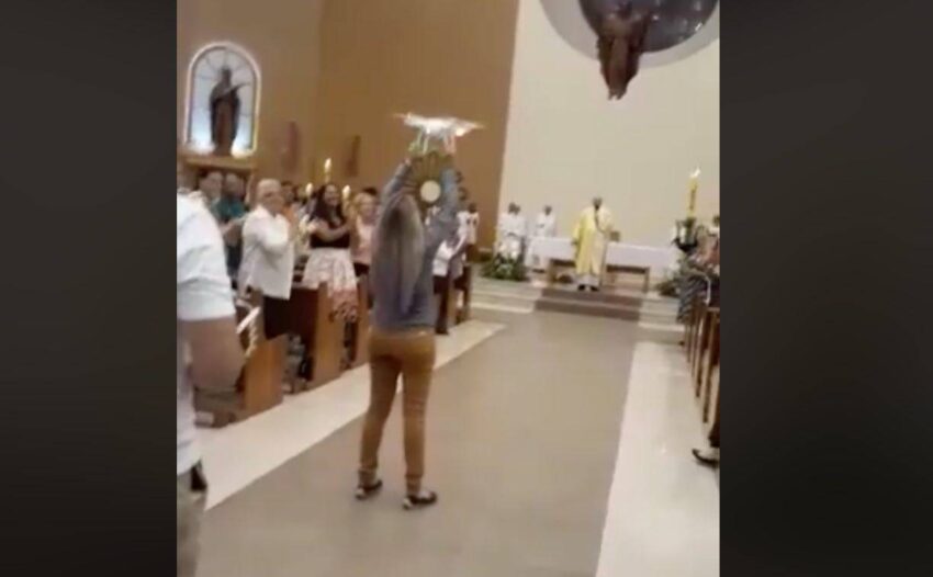 Drone in chiesa: una giovane devota conduce il santissimo tra le acclamazioni dei fedeli