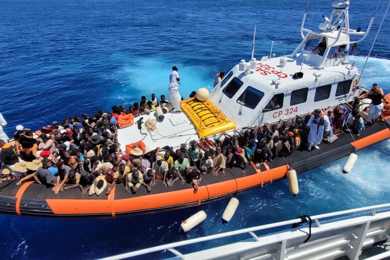 Raddoppiano gli Sbarchi di clandestini a Lampedusa: Numeri Record 4000 ospiti nell’hotspot.