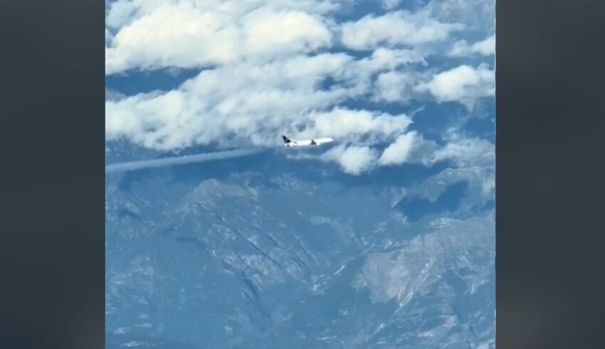 Mentre sorvola le Alpi svizzere, un pilota, individua due oggetti non identificati nel cielo.