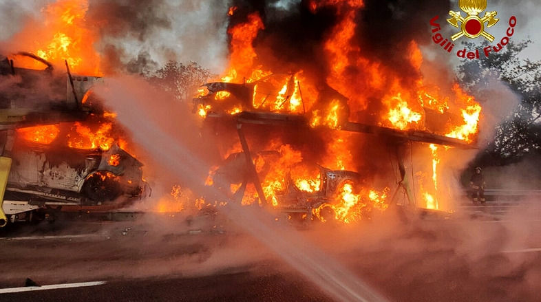 Incendio sull’autostrada Torino-Savona: fiamme avvolgono bisarca con sei auto a bordo
