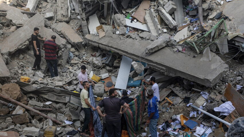 Israele bombarda Chiesa a Gaza è strage di donne e bambini, Iran: Israele peggio degli islamisti dell’ISIS