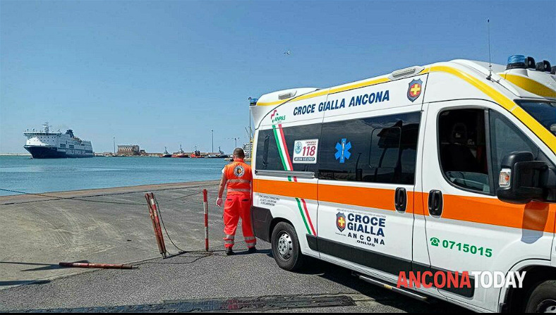 Soccorsi al porto di Ancona, malore per un membro dell’equipaggio di un traghetto