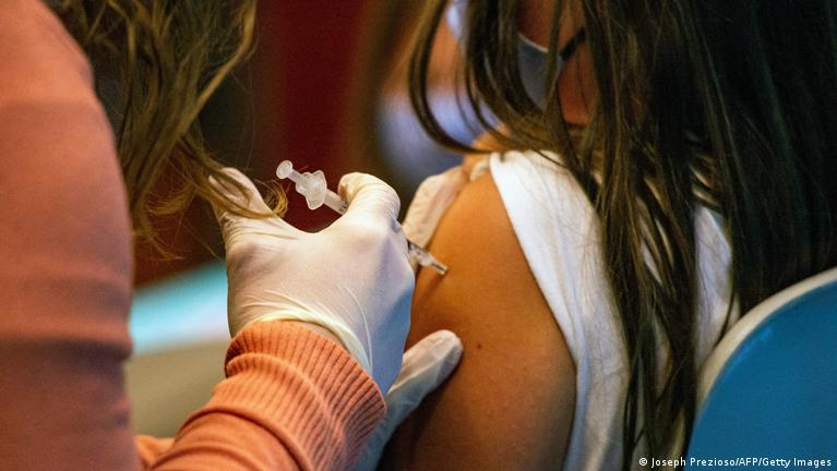 Studio rivela incremento preoccupante del rischio cardiovascolare nei giovani durante la distribuzione dei Vaccini anti-COVID-19