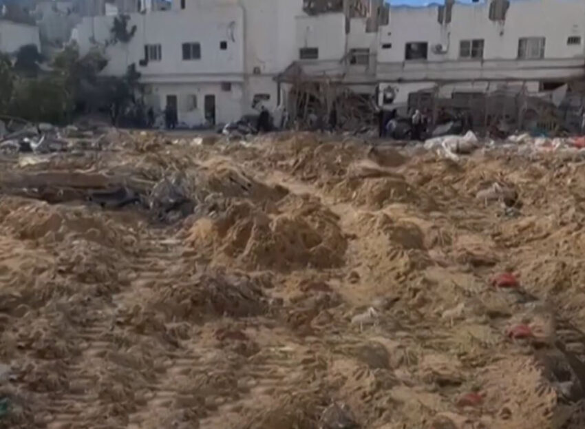 Forze armate israeliane schiacciano con i bulldozer le tende con dentro i palestinesi sfollati. Decine di morti seppelliti vivi