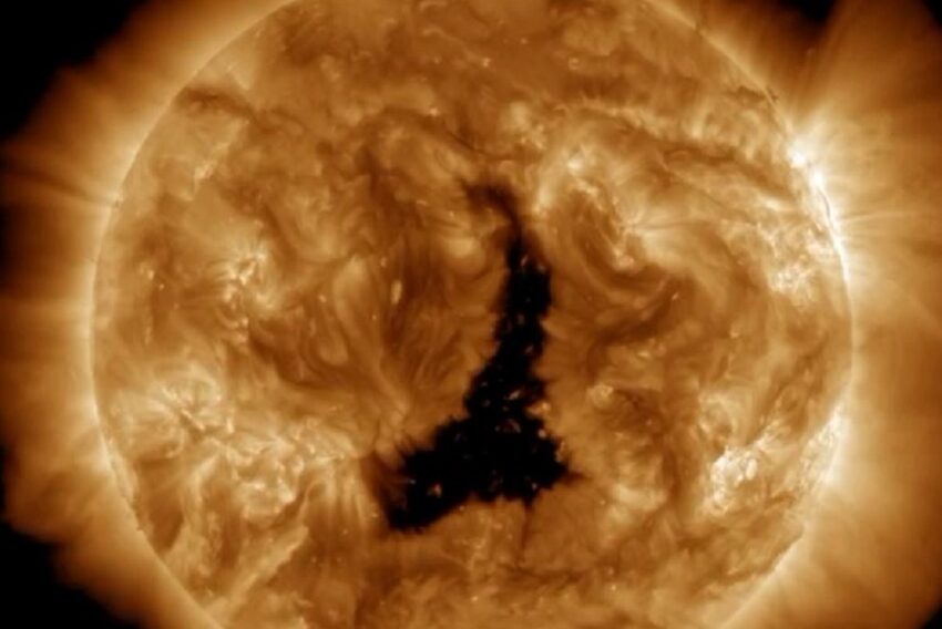 Un enorme buco si è aperto nel nostro sole e ha rilasciato due potenti scariche verso la Terra.