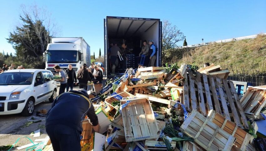 Agricoltori francesi contro l’importazione di prodotti esteri e fuori stagione, svuotano un camion italiano che trasportava verdure.