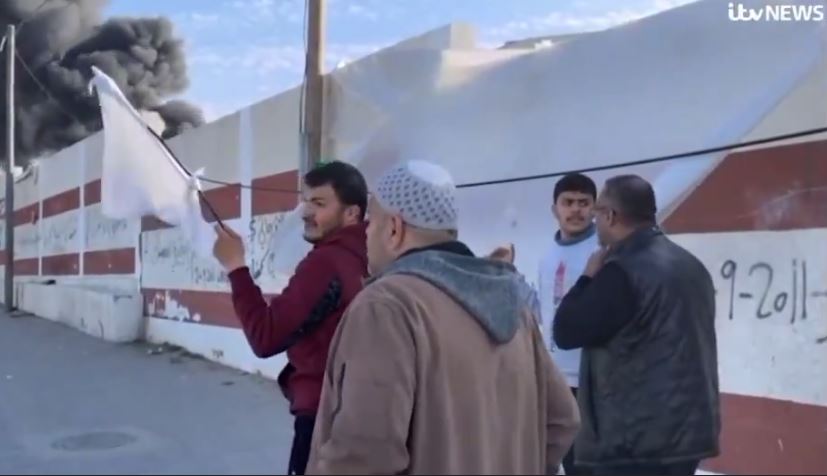 Cecchino israeliano spara a un palestinese che sventola bandiera bianca durante un’intervista in diretta televisiva