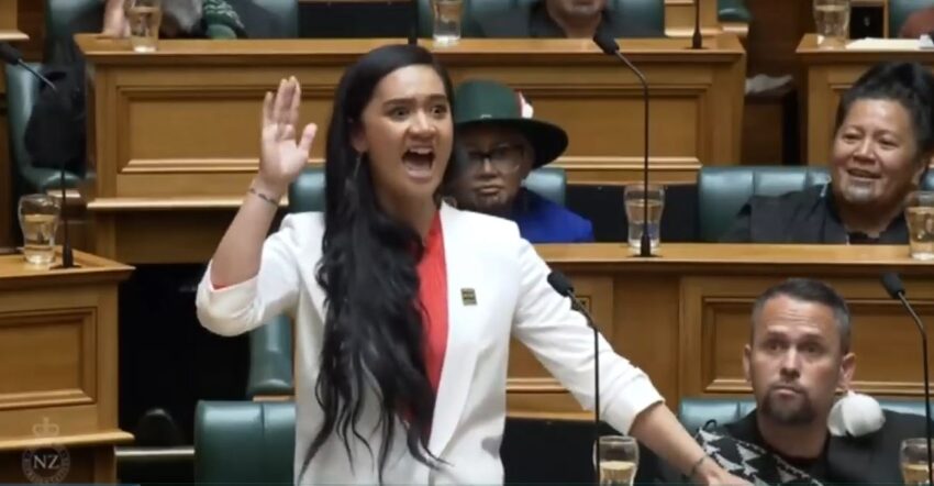 Il potente discorso ‘Haka’ della deputata Rawhiti al parlamento neozelandese, risuona a livello globale