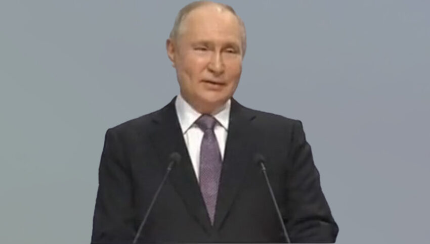Putin scherza sulle sanzioni: “Avevano previsto il nostro crollo, vorrei fare un gesto famoso ma non lo farò, ci sono molte ragazze qui”