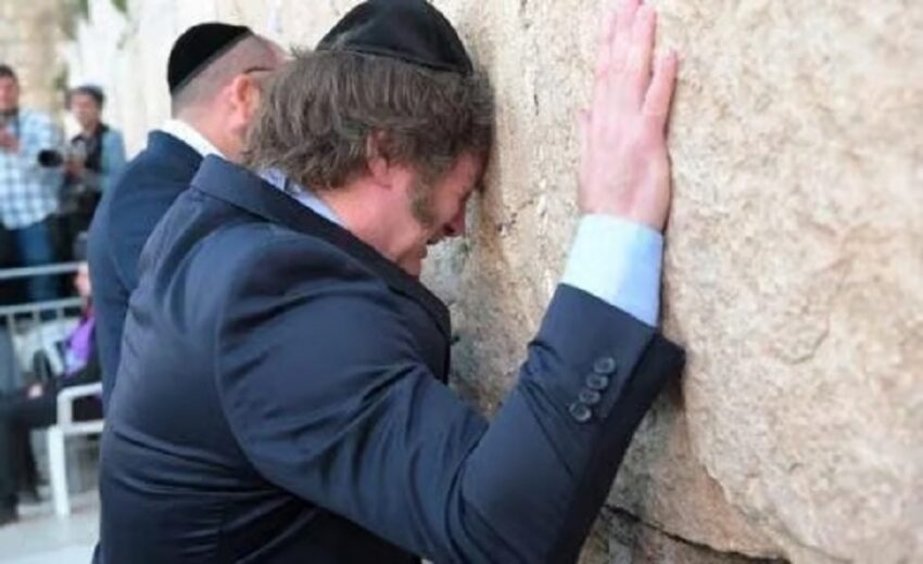 Il presidente dell’Argentina Javier Milei in lacrime al muro del pianto: “Trasferiremo l’ambasciata a Gerusalemme”