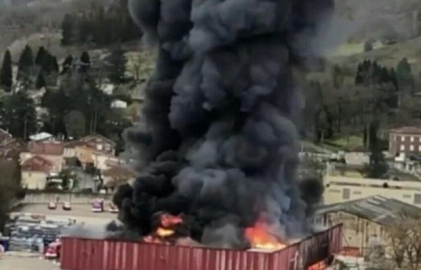 Grave incendio in uno stabilimento francese, a fuoco 900 tonnellate di batterie litio