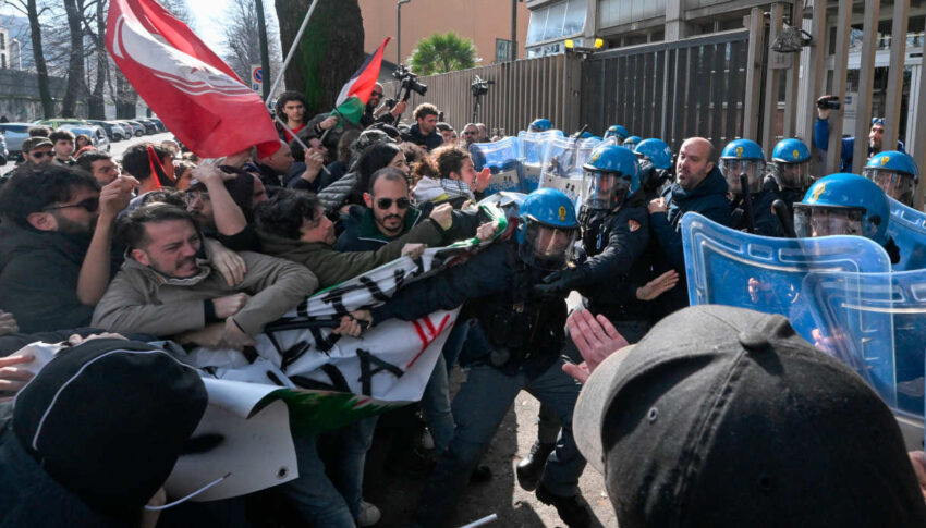 Cortei pro Palestina sotto la sede Rai di Napoli: polizia carica i manifestanti con i manganelli tra le urla