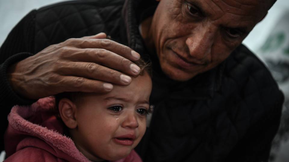 Carneficina a Gaza: Israele spara sui civili durante la consegna degli aiuti, 104 morti e 700 feriti