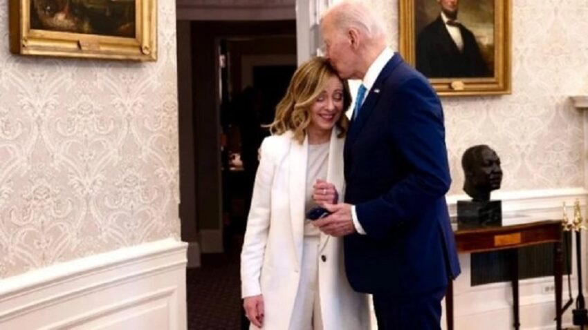 Biden, soprannominato “Joe, lo zio viscido” non perde il vizio e bacia i capelli della Meloni