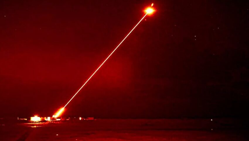 Gran Bretagna testa con successo “Dragonfire”, un arma laser per abbattere i droni, con precisione chirurgica e dal costo irrisorio