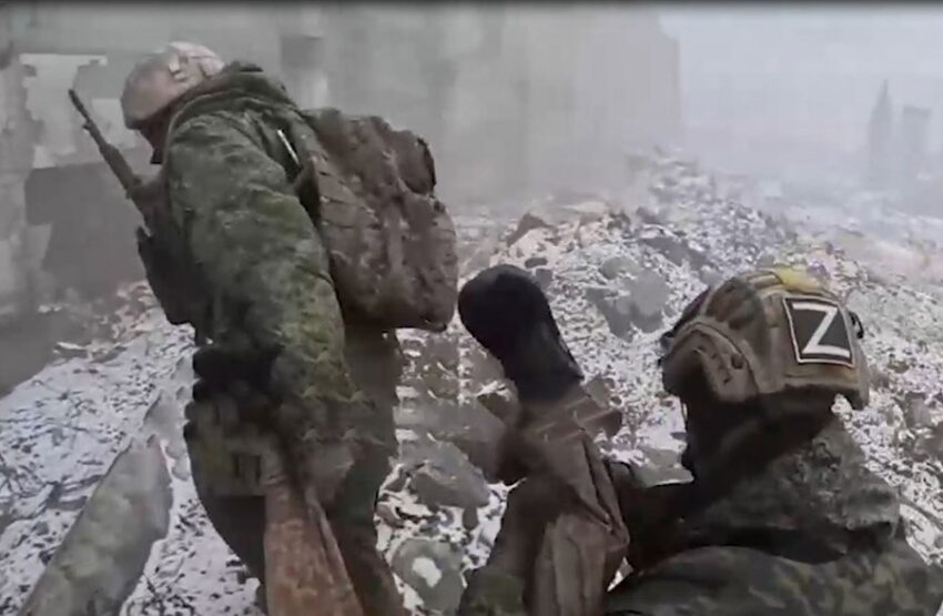 Truppe d’assalto russe mettono in salvo e un soldato ucraino ferito e gli prestano soccorso
