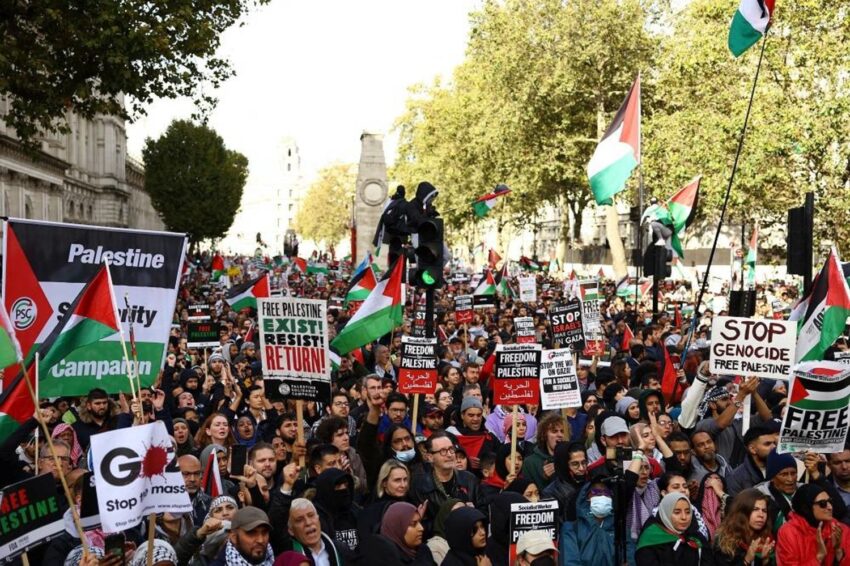 Una folla di circa 100.000 persone si riversa per le strade di Londra in una massiccia marcia a sostegno della Palestina.