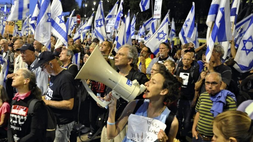 Proteste in Israele: manifestanti superano le barriere di sicurezza e si riuniscono fuori dalla residenza di Netanyahu, chiedendo le dimissioni