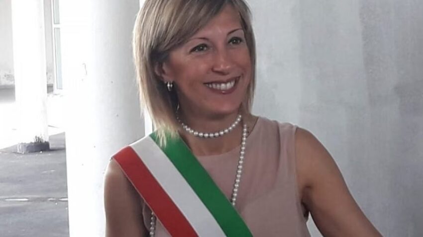 Malore improvviso stronca sindaco di Castellanza: morta improvvisamente a 50 anni, poco dopo discorso del 25 aprile, con la fascia tricolore ancora addosso.