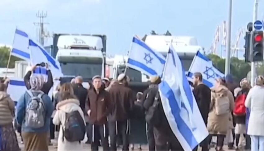 Israeliani bloccano i camion che portano aiuti umanitari a Gaza