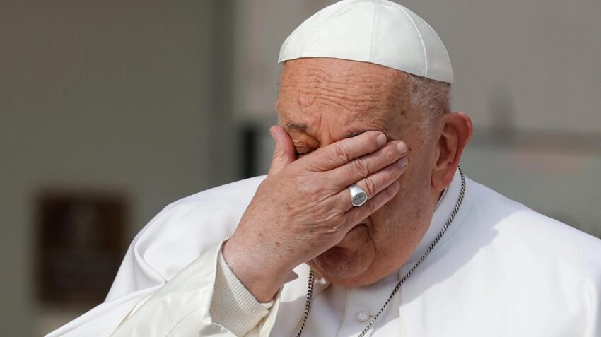 Il papa chiede scusa per l’espressione “troppa frociaggine” nei seminari: “Nella Chiesa c’è posto per tutti”