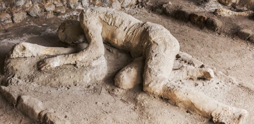 Contrariamente alla credenza popolare, i “resti umani” di Pompei non sono corpi pietrificati, ma sono costituiti da gesso colato negli stampi