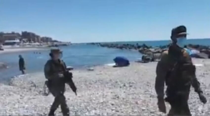 Reparti anti-Covid, Militari del 32° reggimento di Fossano sulle spiagge di Ventimiglia a vigilare anche contro gli assembramenti dei bagnanti