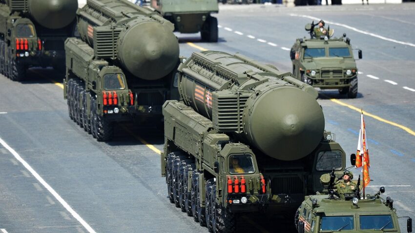 Putin ordina esercitazioni nucleari in risposta a Macron e ai “leader occidentali” riguardo il possibile invio di truppe della NATO in Ucraina