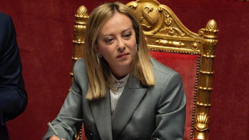 Il governo Meloni cambia linea e apre la porta a 500.000 lavoratori stranieri: da “porti chiusi” a “portoni spalancati”