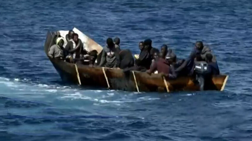 Boom di sbarchi: quasi 500 migranti in un solo giorno, arrivati tra Lampedusa e la costa jonica
