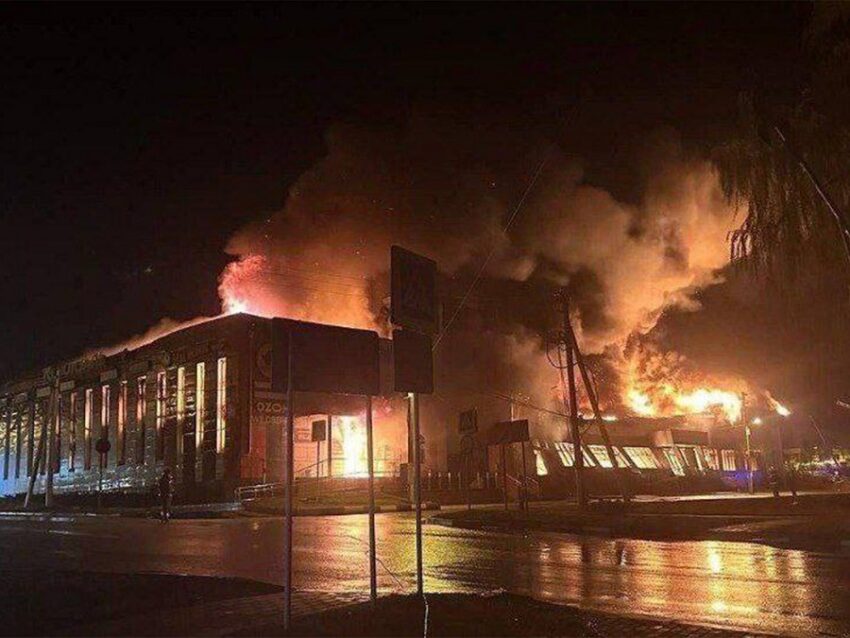 Kherson, strage nella notte di Capodanno: civili uccisi da un attacco ucraino con droni incendiari. Mosca: Leader occidentali sono responsabili