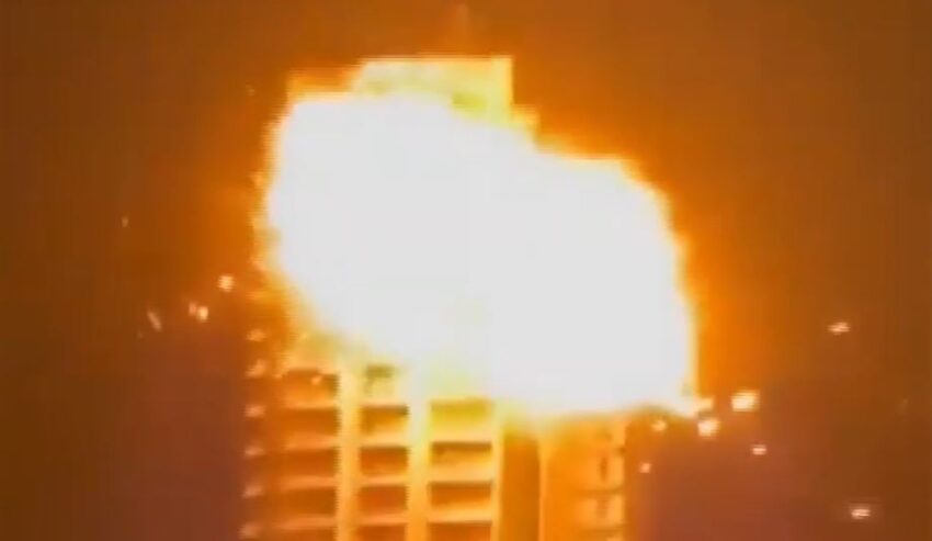 Un drone iraniano Shahed-136 colpisce l’hotel Hyatt in Bahrain, che ospitava presumibilmente soldati statunitensi