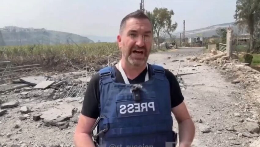 Attacco aereo israeliano ha quasi ucciso il giornalista di RT, Steve Sweeney, nel sud del Libano.