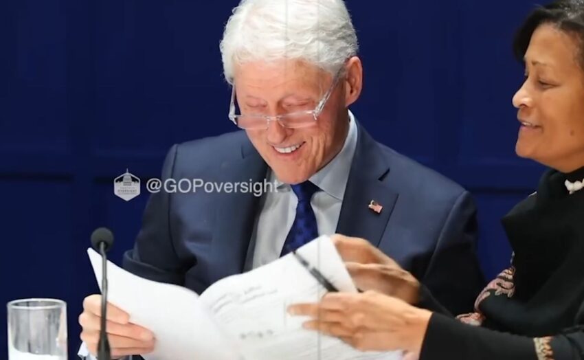 Le foto dell’isola di Epstein distraggono Bill Clinton durante la sua deposizione, l’avvocato interviene e gli toglie i fogli dalle mani.