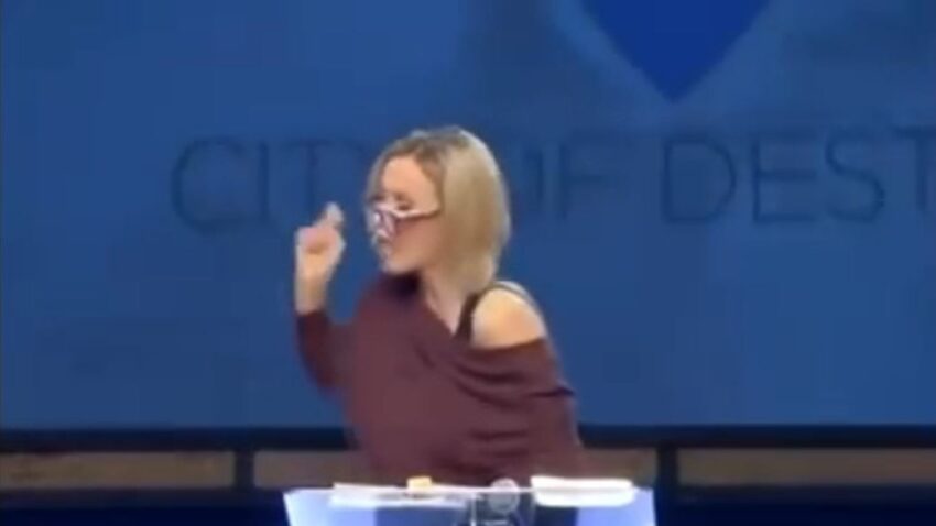 Consigliera di Donald Trump: “Colpisci! Colpisci! Colpisci! Colpisci! Colpisci! Colpisci! Colpisci! […] fino alla vittoria di Dio”