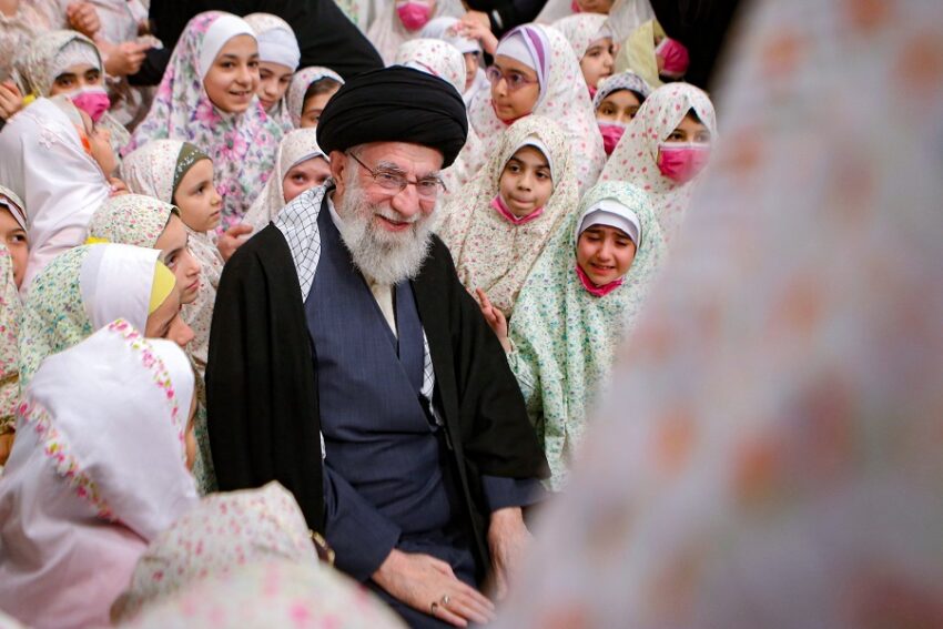 L’ayatollah iraniano Ali Khamenei: “una donna è un delicato fiore, non una domestica” e va “curata e rispettata” all’interno della famiglia”