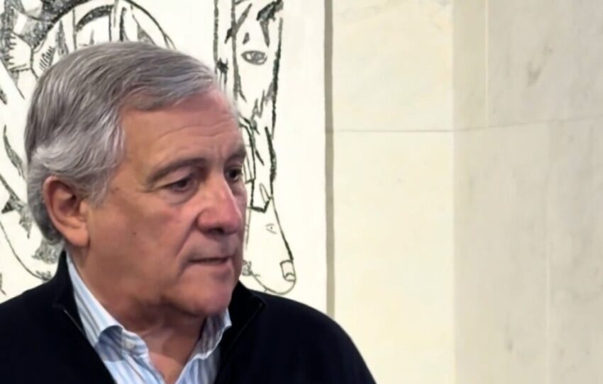 Antonio Tajani: “Invito tutti a non affacciarsi quando sono in volo i droni.” Seguitelo per altri consigli.