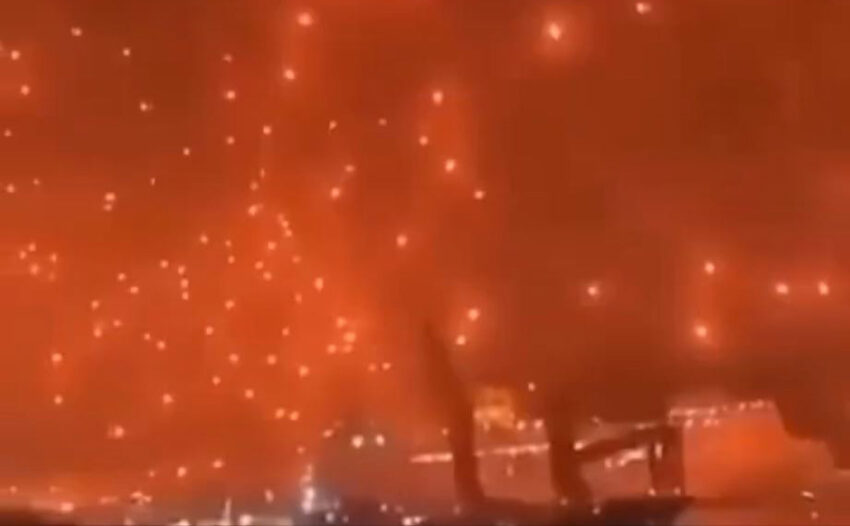 Il cielo di fuoco di Israele sotto l’attacco dei missili iraniani.