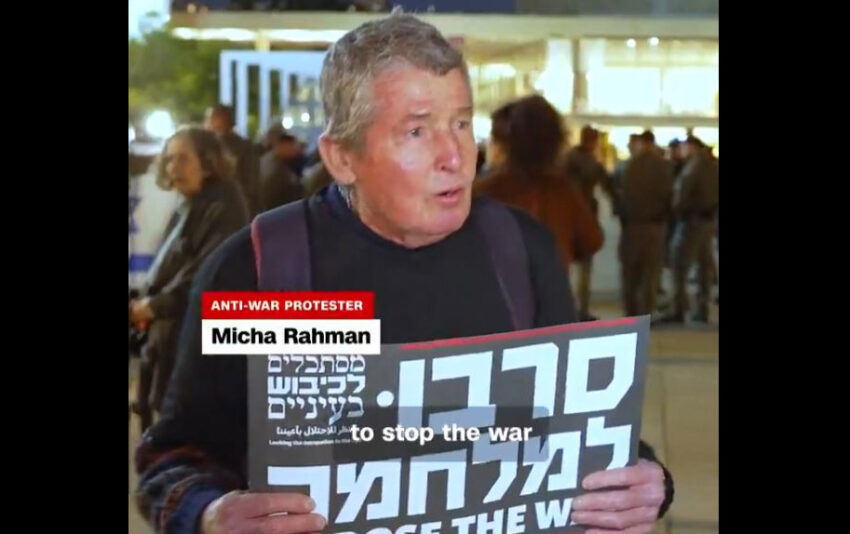 Cittadini israeliani manifestano a Tel Aviv contro gli attacchi militari USA-Israele contro l’Iran.