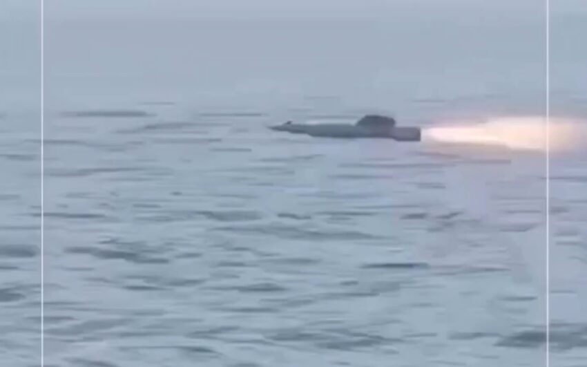 Missile iraniano colpisce una nave della Marina americana: potrebbe essere affondata