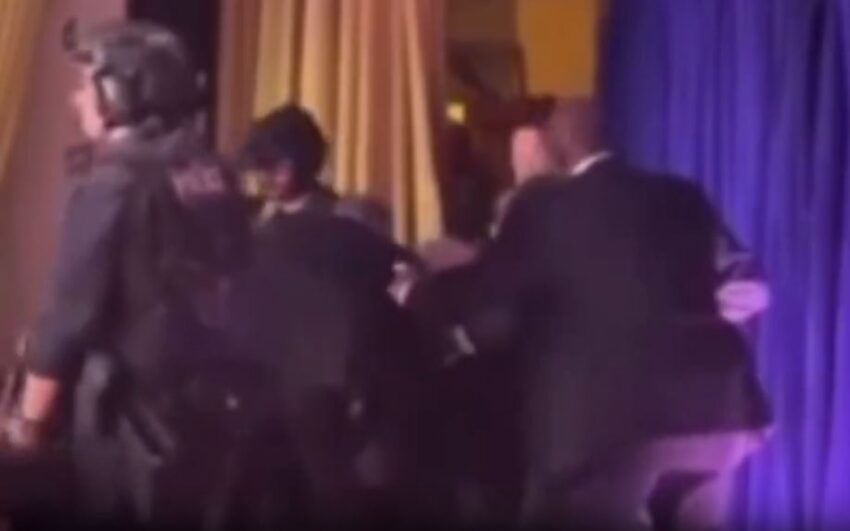 Donald Trump cade a terra mentre i Servizi Segreti lo portano via con forza durante la sparatoria alla Cena dei Corrispondenti della Casa Bianca.